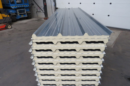 Nieuwe sandwichpanelen uit voorraad leverbaar