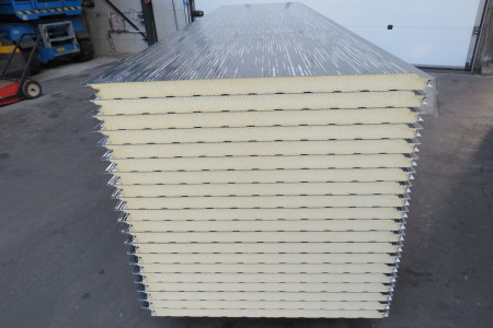 Nieuwe sandwichpanelen uit voorraad leverbaar