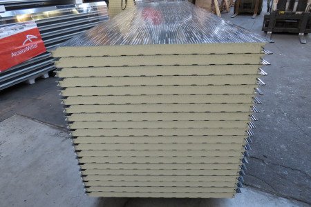Nieuwe sandwichpanelen uit voorraad leverbaar
