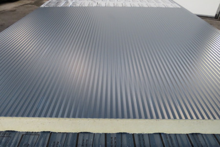 Nieuwe sandwichpanelen uit voorraad leverbaar