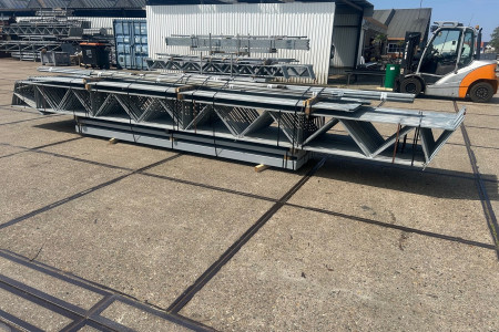 12.80 x 36.00m (461m²)